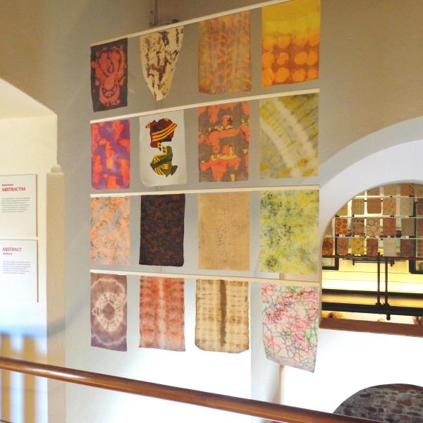 Alunos de 2.º ano da licenciatura em Design de Moda com trabalhos em exposição no Museu de Mértola, até 2 de outubro