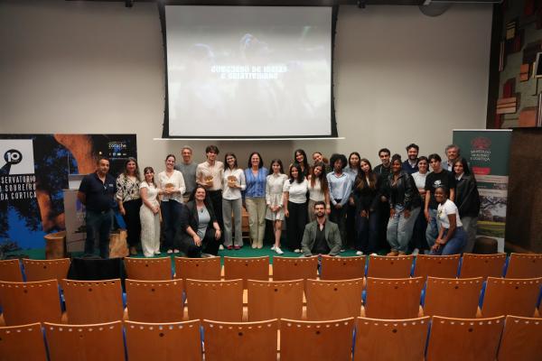Alunos de design premiados no Concurso de Ideias e Criatividade sobre o Montado de Sobro e a Cortiça