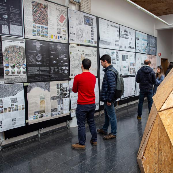 Exposição de trabalhos de Projeto Final de Mestrado, no edifício 4, átrios central, nascente e poente